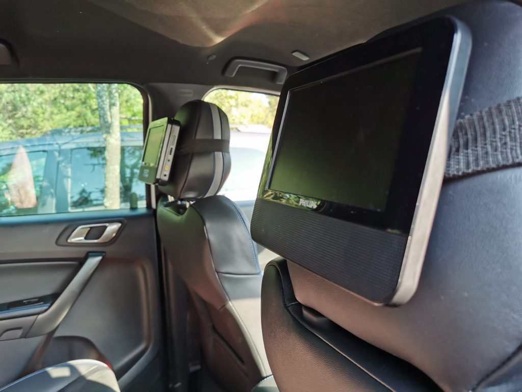 Naast ruimte voor de achterpassagiers, biedt de Ford Ranger ook een 230v stopcontact en een 12v sigarettenaansteker. Perfect voor kleine schermen tegen de kopsteunen!