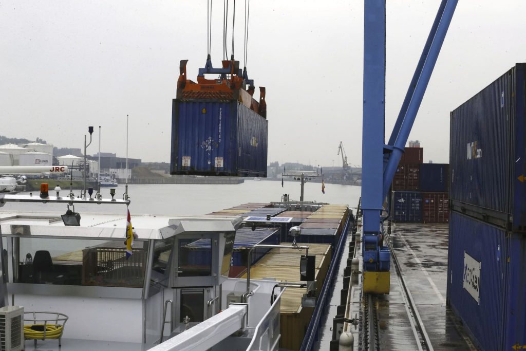 thumbnail for Le gouvernement flamand investit 14,3 millions d’euros dans le groupage des charges sur les voies navigables intérieures