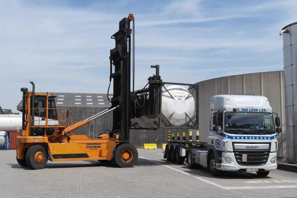 thumbnail for Van Moer Logistics neemt tanktransporteur Group Van Loon over