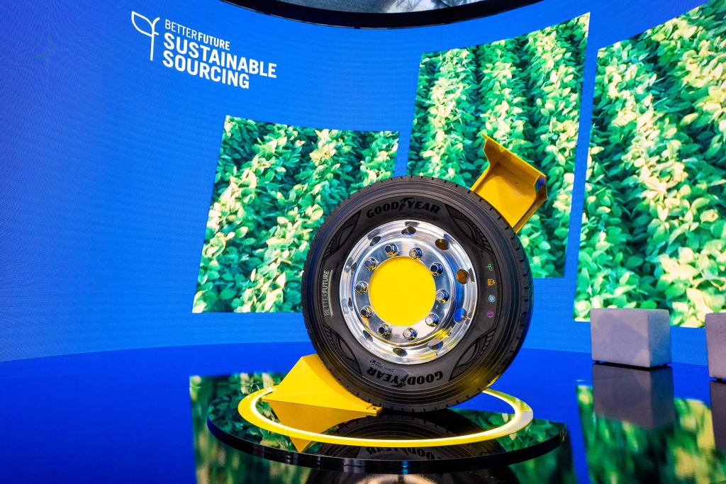 thumbnail for IAA : Goodyear présente un pneu concept composé à 63 % de matériaux durables