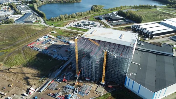thumbnail for Dematra construit le plus grand entrepôt à navettes entièrement automatisé au monde
