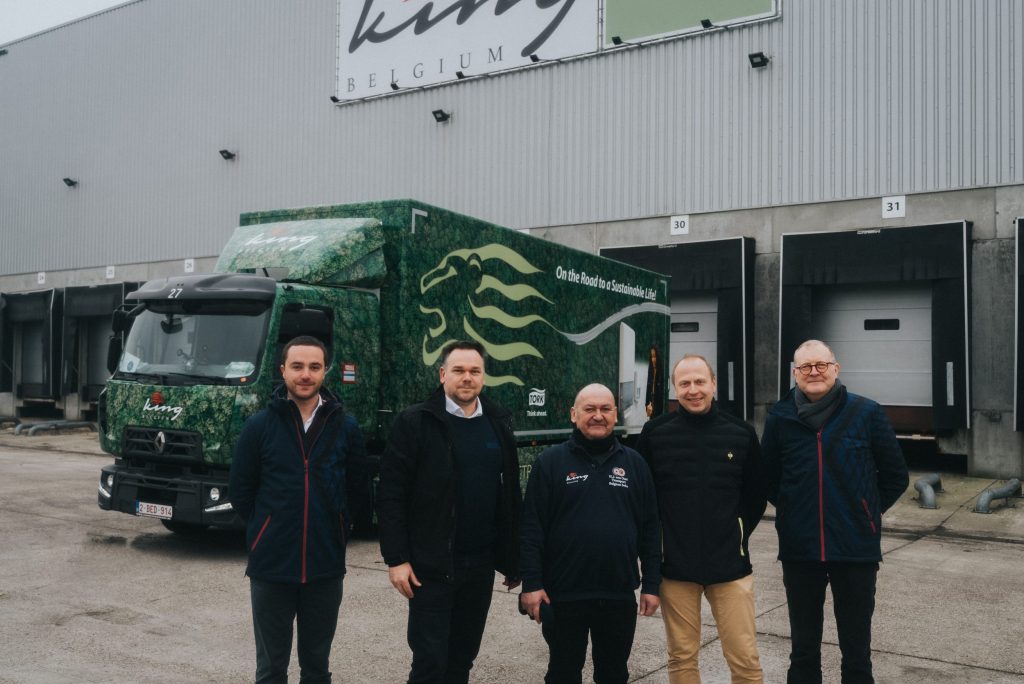 Het in Tisselt gevestigde transport- en distributiebedrijf Van Oort België zet al langer in op duurzaam transport, maar besliste in 2021 om als eerste in ons land te gaan voor een 100% elektrische vrachtwagen van Renault Trucks. 