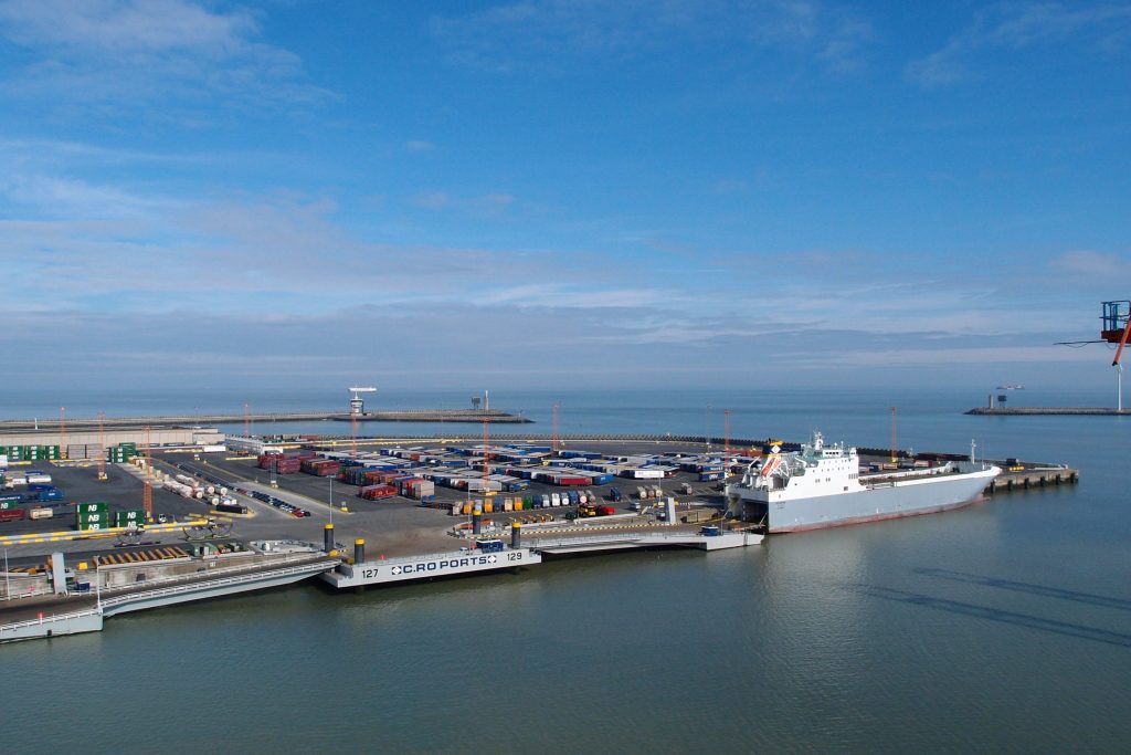 Zowat de helft van de tonnage in Zeebrugge bestaat uit onbegeleide, snelle roroladingen met betrekking tot het VK. (Foto RJ)