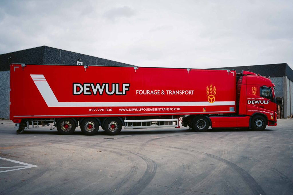 Dewulf Fourage & Transport is gespecialiseerd in het vervoer van losgestorte grondstoffen, potgrond en recyclagemateriaal.