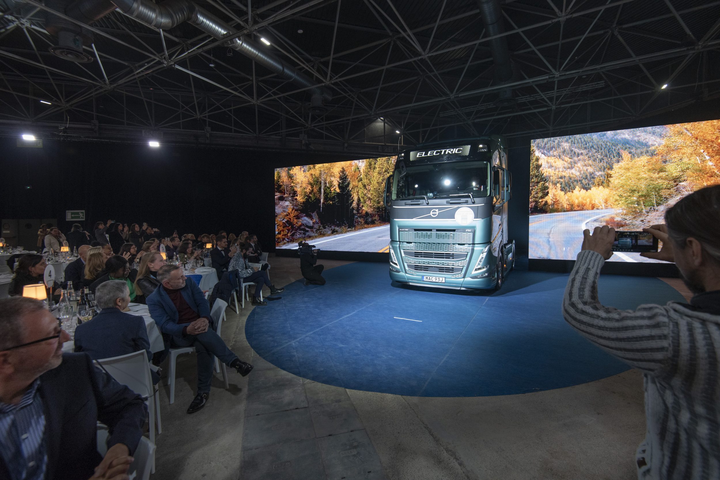 Le Volvo FH Electric élu camion de l'année 2024 ! - FranceRoutes